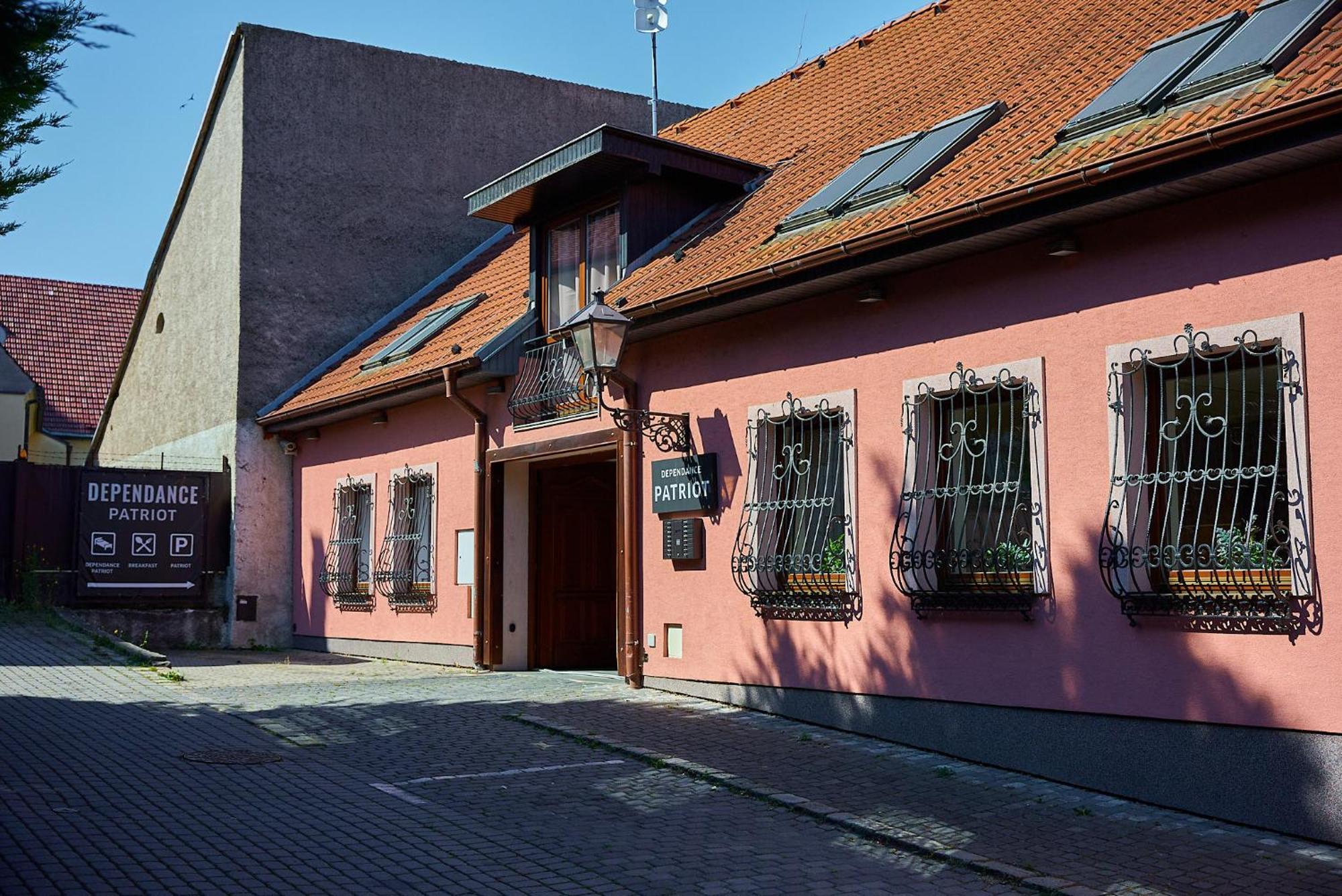 Dependance Patriot Trnava Hotel Buitenkant foto