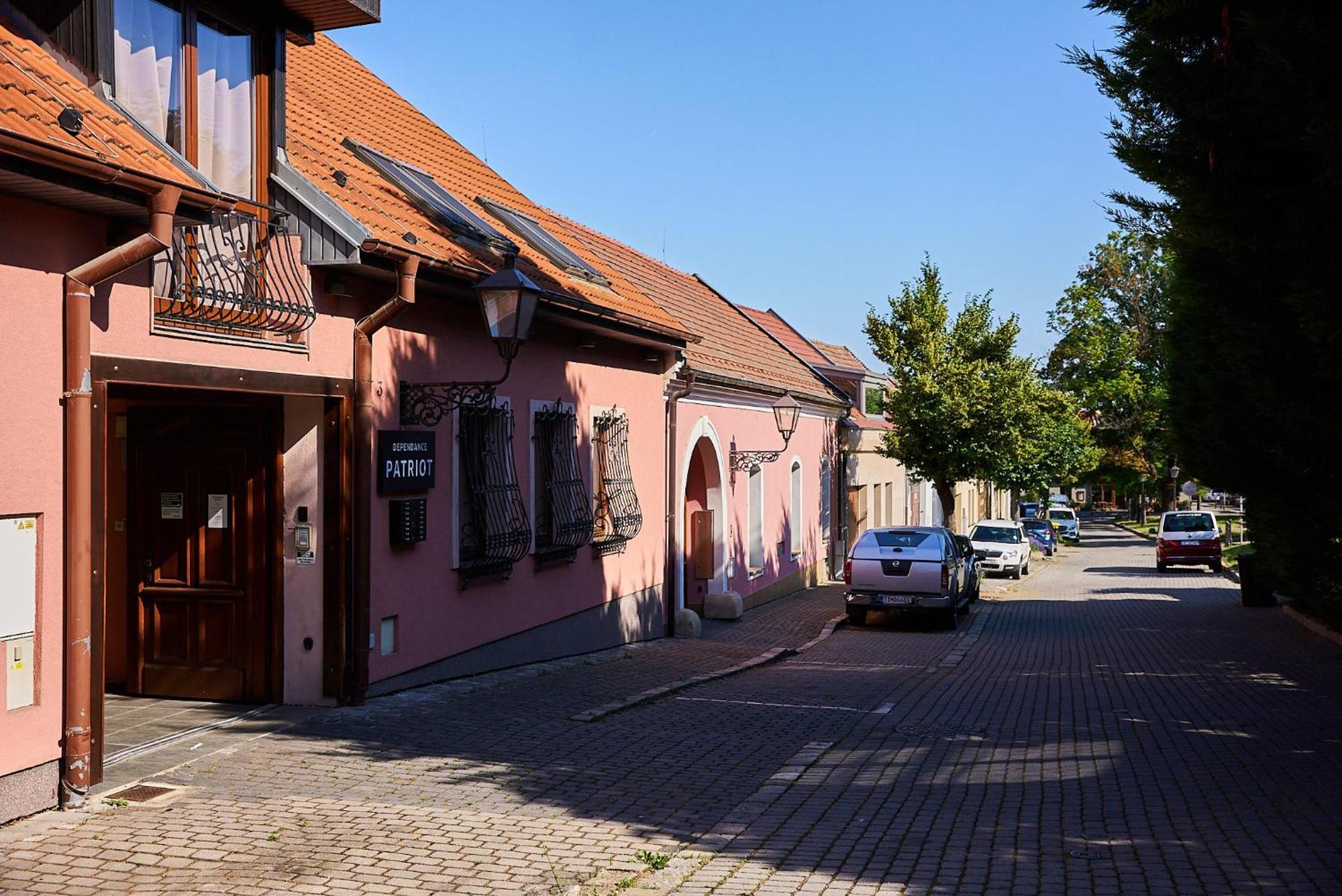 Dependance Patriot Trnava Hotel Buitenkant foto